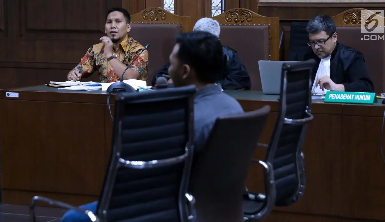 Bupati nonaktif Bener Meriah, Ahmadi (kiri) saat menjalani sidang lanjutan dugaan suap alokasi dan anggaran Dana Otonomi Khusus Aceh di Pengadilan Tipikor, Jakarta, Senin (15/10). Sidang mendengar keterangan saksi. (Liputan6.com/Helmi Fithriansyah)