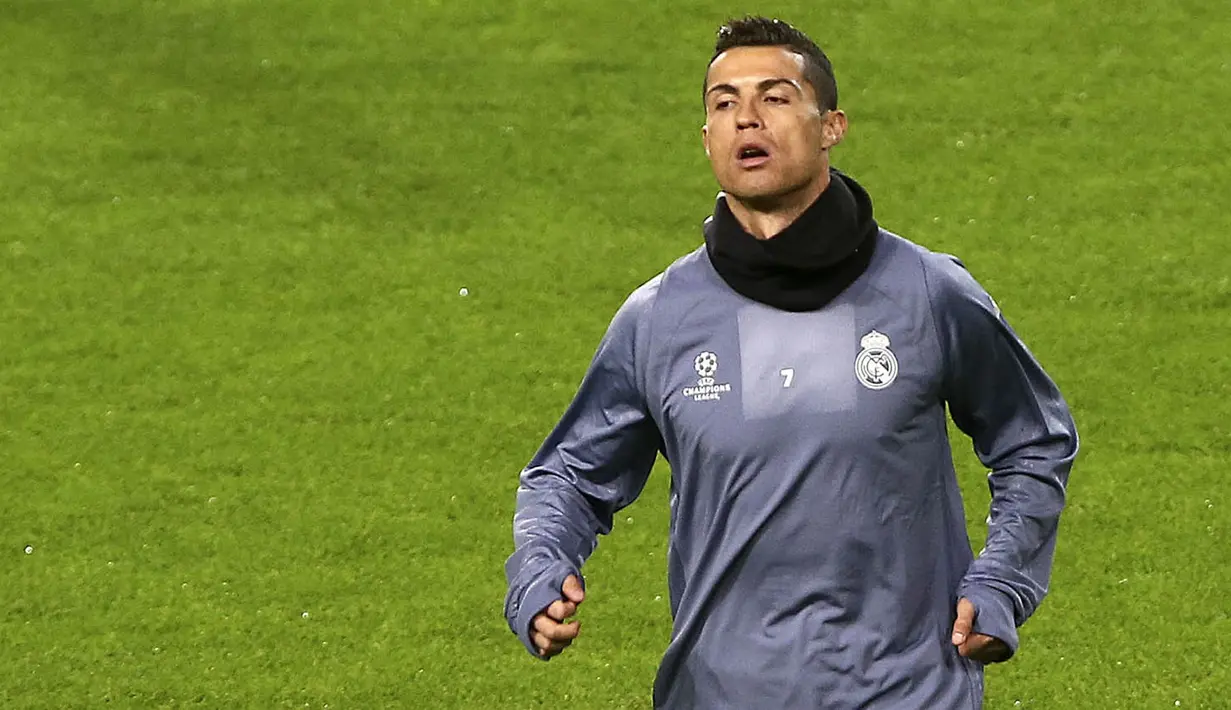 Bintang Real Madrid, Cristiano Ronaldo, berlatih jelang laga Liga Champions melawan Sporting Lisbon di Stadion Alvalade, Portugal, Senin (21/11/2016). (EPA/Antonio Cotrim)  