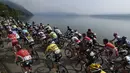 Para pebalap sepeda peserta lomba kriterium Dauphine ke 67 melintasi keindahan Danau Bourget, Prancis. (AFP/Eric Feferberg)