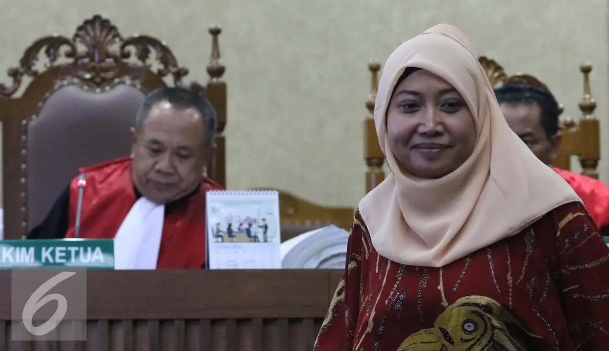 Ahli Hukum Pidana dan Kriminolog UI, Eva Achjani Zulfa saat menghadiri sidang ke-22, kasus kematian Mirna Wayan Salihin di Pengadilan Negeri Jakarta Pusat, Jakarta, Senin (19/9). (Liputan6.com/Helmi Afandi)