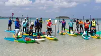 Olahraga paddleboarding di Pulau Kepayang, Belitung.  (Liputan6/Yulia Lisnawati)