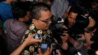 Pengamat hukum, Denny Indrayana saat tiba di Gedung KPK, Jakarta, Selasa (17/2/2015). Kedatangan Denny untuk membahas berbagai persoalan yang kini dihadapi KPK bersama pimpinan KPK. (Liputan6.com/Faisal R Syam)