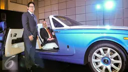 GM Rolls Royce Motor Car Asia Pasifik, David Kim (berdiri) dan COO Eurokars, Christer Ekberg berpose di Rolls Royce Bespoke saat acara Media Gathering, Jakarta, Kamis (31/3/2016). (Liputan6.com/Yoppy Renato)
