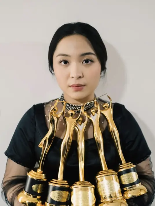 Anugerah Musik Indonesia (AMI) Awards 2024 telah digelar, pada Rabu (4/12). Pada kesempatan ini, Bernadya, penyanyi muda berbakat, meraih momen emosional saat menerima penghargaan. [Foto: Instagram/ Bernadya]