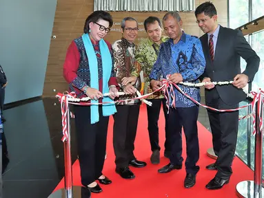 Pimpinan KPK menggunting pita pada peresmian Pusat Edukasi Antikorupsi (ACLC) di Jakarta, Senin (26/11). KPK mengajak segenap elemen bangsa dan komunitas internasional untuk memberantas korupsi melalui pendidikan antikorupsi. (merdeka.com/Dwi Narwoko)
