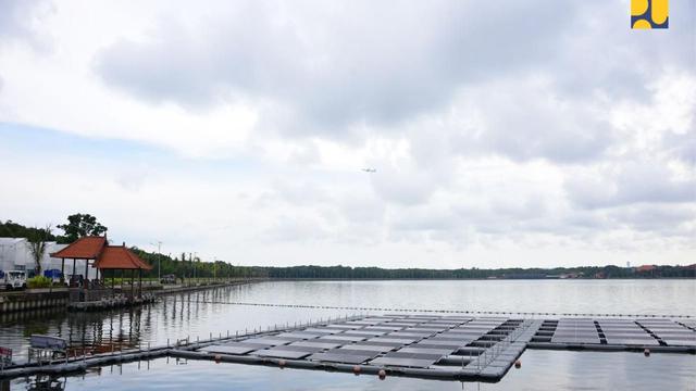 Menteri Koordinator Bidang Kemaritiman dan Investasi Luhut Binsar Pandjaitan, bersama Menteri PUPR Basuki Hadimuljono meresmikan Pembangkit Listrik Tenaga Surya (PLTS) Waduk Muara, di Bali jelang KTT G20 2022. (Dok Kementerian PUPR)