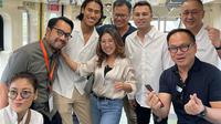 Raffi Ahmad, Kiky Saputri, Sigi Wimala dll naik LRT. (Instagram/ raffinagita1717)