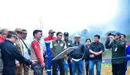 Menteri Kehutanan (Menhut) Raja Juli Antoni melakukan pelepasliaran 2 elang jawa di Kamojang, Kabupaten Bandung. (Tim News).