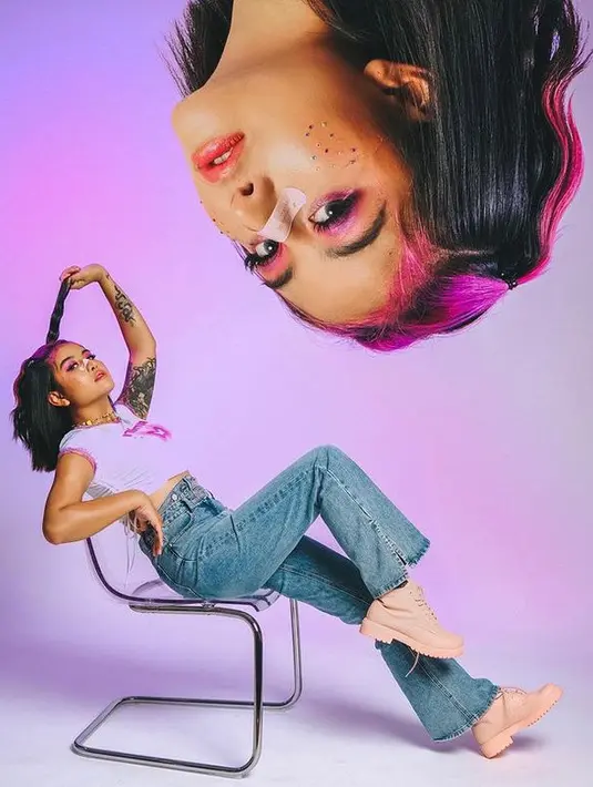 Awkarin juga merias wajahnya dengan makeup bold dan plester. (Foto: instagram.com/awkarin)