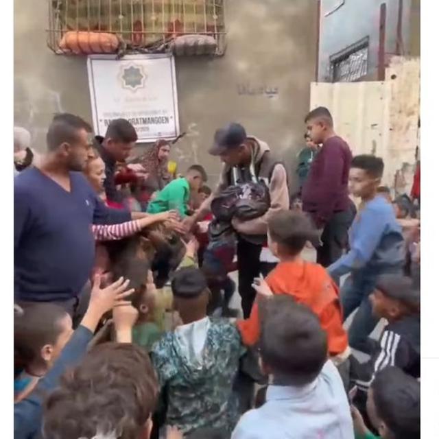 Ragnar Oratmangoen Beri Bantuan untuk Anak-Anak Gaza Palestina di Momen Lebaran 2025.  foto: (dok.Instagram @0ratmangoen/https://www.instagram.com/reel/DH6O3k8tyzh/Henry)