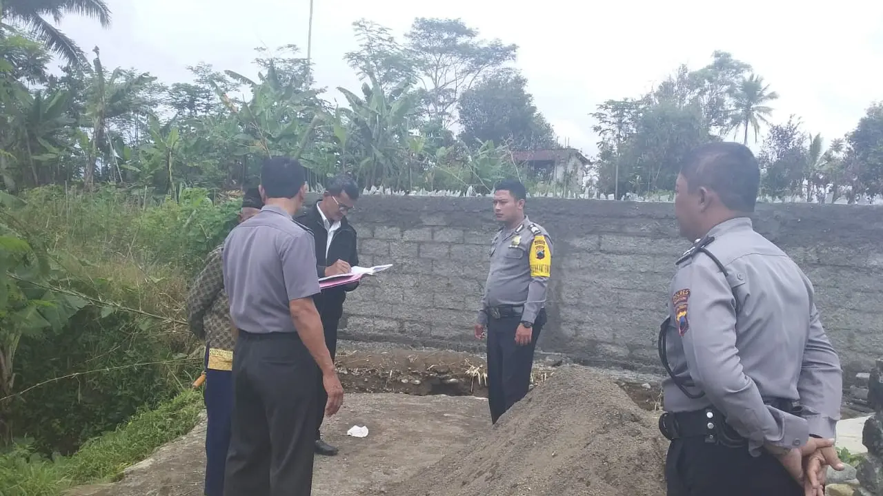 Kalah Pilkades, calon kades menutup jalur alternatif antar desa yang melintasi tanah pribadi. (Foto: Liputan6.com/Dok. Polsek Kalikajar/Muhamad Ridlo)