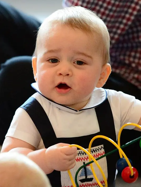 Nah ini saat Prince George berusia 9 buluan alias tahun 2014. Prince George lagi asyuk main saat berkunjung ke rumah gubernur di Wellington nih! (Cosmopolitan)
