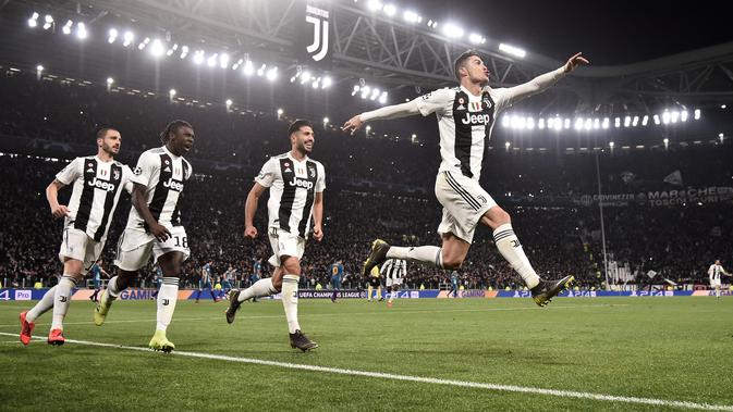 Penyerang Juventus Cristiano Ronaldo (kanan) diikuti rekan-rekan setimnya merayakan gol ke gawang Atletico Madrid pada leg kedua babak 16 besar Liga Champions di Allianz Stadium, Turin, Selasa (12/3). Juventus menang 3-0. (Marco BERTORELLO/AFP)