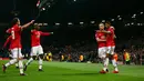 Penyerang MU, Marcus Rashford (kanan) melakukan selebrasi bersama rekan-rekannya usai mencetak gol ke gawang CSKA Moscow pada pertandingan grup A Liga Champions di Old Trafford, Inggris (5/12). MU menang 2-1 atas CSKA Moscow. (AP Photo/Dave Thompson)