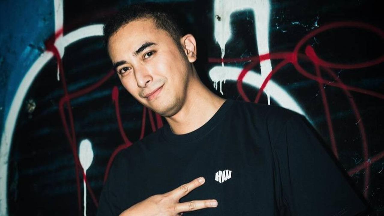 Bandingkan dengan foto-foto sebelumnya saat Winky Wiryawan masih muda. Di usianya yang kini sudah 45 tahun, ia masih sama.  Tak sedikit dari netizen yang berseloroh jika Winky menggunakan formalin.<br>