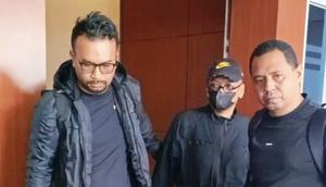 Pejabat Kemensos yang jadi buron korupsi saat ditangkap di Kabupaten Ende, NTT (Liputan6.com/Ola Keda)