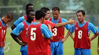 Pelatih Semen Padang Nil Maizar memberikan arahan saat latihan di Lapangan Sutasoma, Halim Perdanakusuma, Jakarta, Jumat (22/1/2016). Latihan ini persiapan menghadapi Mitra Kukar di final piala Jenderal Sudirman. (Liputan6.com/Helmi Fithriansyah)