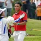 Caddie Naraajie Emerald Ramadhan Putra menghibur Naraajie Emerald Ramadhan Putra yang akhirnya hanya berhasil menduduki peringkat keempat pada turnamen golf pro BRI Indonesia Open 2019, Minggu (1/9/2019).
(Bola.com/Peksi Cahyo)