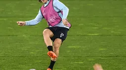 Gelandang Club Brugge Casper Nielsen menghadiri sesi latihan bersama rekan satu timnya menjelang bersua Benfica pada pada leg kedua babak 16 besar Liga Champions 2022/2023, di stadion Luz, Lisbon, Senin (6/3/2023). Pelatih Club Brugge, Scott Parker menegaskan, timnya akan tampil habis-habisan demi mendulang kemenangan kontra Benfica. (PATRICIA DE MELO MOREIRA / AFP)