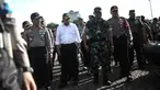Kapolri Jenderal Tito Karnavian bersama Panglima TNI Jenderal Gatot Nurmantyo dan Menhub Budi Karya Sumadi meninjau kesiapan pasukan saat Apel Gelar Pasukan Operasi Lilin Jaya 2017 di Monas, Jakarta, Kamis (22/12). (Liputan6.com/Faizal Fanani)