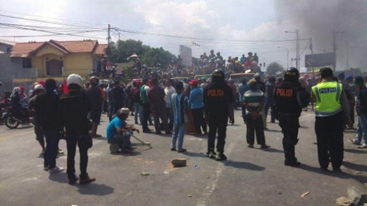 Begini suasana mencekam saat demo tolak pabrik semen di Pati