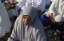 FOTO: Peringatan 1 Muharram 1445 Hijriah, Umat Muslim Khusyuk Berdoa dan Dzikir Bersama di Lapangan Manunggal Bogor Barat
