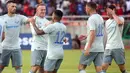 Striker Everton, Wayne Rooney mendapat ucapan selamat dari rekan setimnya usai mencetak gol ke gawang Gor Mahia pada pertandingan persahabatan di Tanzania, Kamis (13/7).  Rooney langsung mencetak gol dalam debutnya bersama Everton. (AP Photo/Khalfan Said)