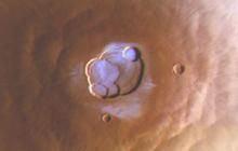 FOTO: Tak Terduga! Lapisan Embun Beku Ditemukan di Puncak Gunung Tertinggi Planet Mars, Ini Penampakannya