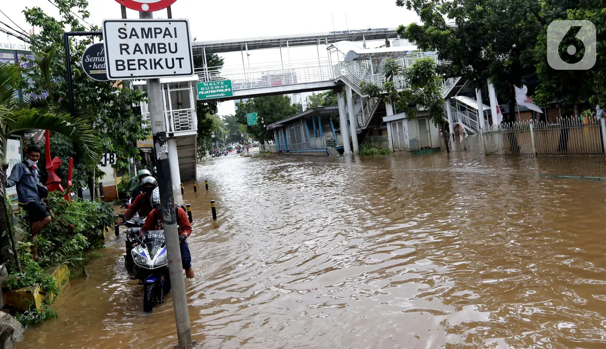 Kondisi banjir yang menggenangi sebagian ruas Jalan Warung Buncit Raya, Jakarta, Sabtu (20/2/2021). Hujan yang mengguyur Jakarta sejak Jumat (19/2) membuat arus lalu lintas sejumlah jalan di Jakarta lumpuh akibat terendam banjir. (Liputan6.com/Helmi Fithriansyah)