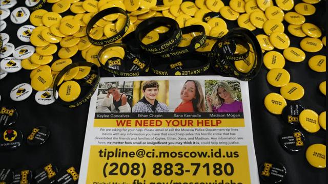 Poster dengan empat mahasiswa yang menjadi korban pembunuhan Idaho.
