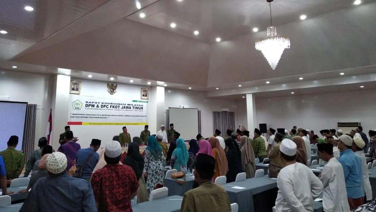 Ratusan perwakilan guru yang tergabung dalam Forum komunikasi Diniyah Takmiliyah (FKDT) Jawa Timur, menggelar pertemuan akbar menyolidkan diri guna mengawal pemenangan pasangan calon presiden dan wakil presiden Joko Widodo-Maruf Amin.
