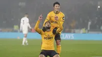 Pemain Wolves, Matheus Cunha melakukan selebrasi bersama Hwang Hee-chan setelah mencetak gol ke gawang Manchester United pada laga lanjutan Liga Inggris 2024/2025 yang berlangsung di Molineux Stadium, Wolverhampton, Inggris, Jumat (27/12/2024) WIB. (AP Photo/PA/David Davies)