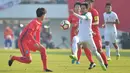 Gelandang Indonesia U-19, Muhammad Iqbal, berusaha melewati pemain Korea Selatan (Korsel) pada kualifikasi Piala Asia U-19 2018 di Stadion Paju, Sabtu (4/11/2017). Korsel menang 4-0 atas Indonesia. (AFP/Kim Doo-Ho)