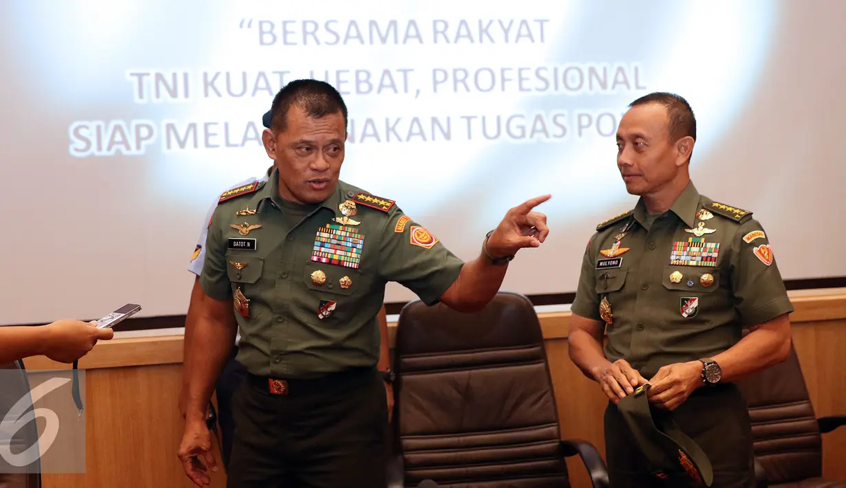Panglima TNI, Jenderal Gatot Nurmantyo (kedua kanan) bersama KSAD Jenderal Mulyono usai memberi keterangan usai Rapim TNI tahun 2017 di Jakarta, Kamis (19/1). Panglima menjelaskan beberapa hasil Rapim TNI tahun 2017. (Liputan6.com/Helmi Fithriansyah)