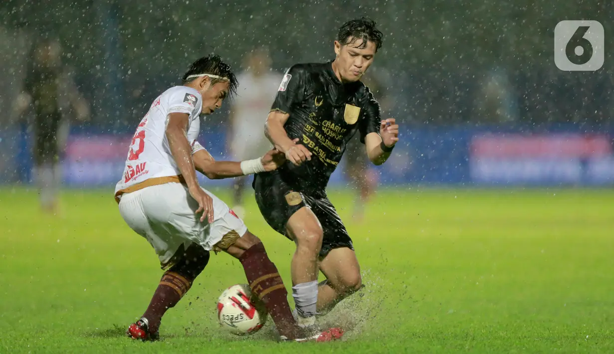 Pemain PSIS Semarang, Alfeandra Dewangga Santosa (kanan), berebut bola dengan pemain PSM Makassar, Erwin Gutawa, dalam laga Perempatfinal Piala Menpora 2021 di Stadion Kanjuruhan, Malang, Jumat (9/4/2021). PSIS vs PSM berakhir dengan skor 2-4 via adu tendangan penalti. (Bola.com/Arief Bagus)