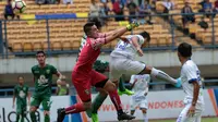 Kiper PSPS Riau, Gianluca Pagliuca gagal menghalau bola saat melawan Persebaya pada laga 8 Besar Liga 2 Grup Y di Stadion GBLA, Bandung, Sabtu (18/11/2017). Persebaya Menang 1-0. (Bola.com/Nicklas Hanoatubun)