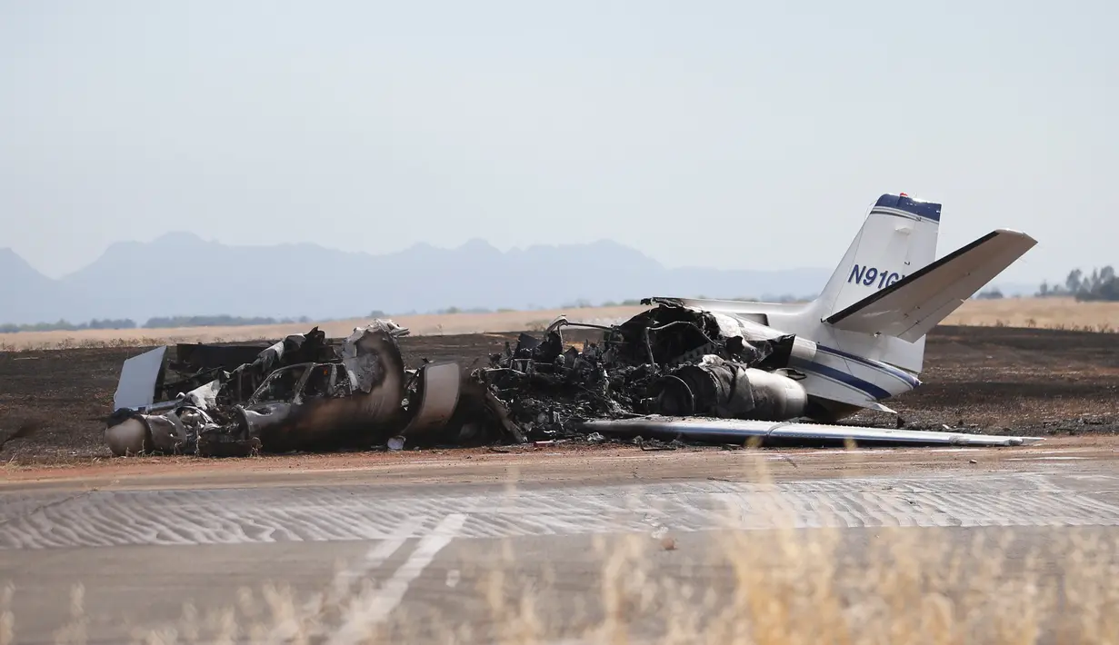 Kondisi pesawat jet yang terbakar sesaat setelah gagal lepas landas di Bandara Oroville, California, Rabu (21/8/2019). Petugas pemadam kebakaran dengan cepat memadamkan api di rumput yang bisa saja menjalar dan meluas. (California Highway Patrol via AP)