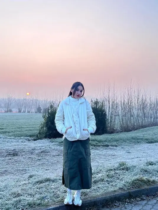 Penampilannya pun tetap terlihat fashionable [instagram/ayutingting92]