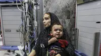 Korban serangan rumah sakit di Gaza, Palestina, Selasa (17/10/2023). Dok: AP Photo/Abed Khaled