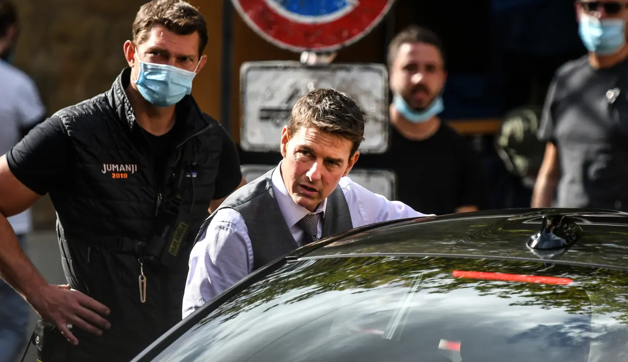 Aktor AS, Tom Cruise (tengah) terlihat sedang syuting film "Mission Impossible 7" di Roma, Italia, Selasa (6/10/2020). Proses pengambilan gambar "Mission Impossible 7" kembali dilanjutkan setelah sempat terhenti akibat pandemi COVID-19. (Photo by Alberto PIZZOLI / AFP)