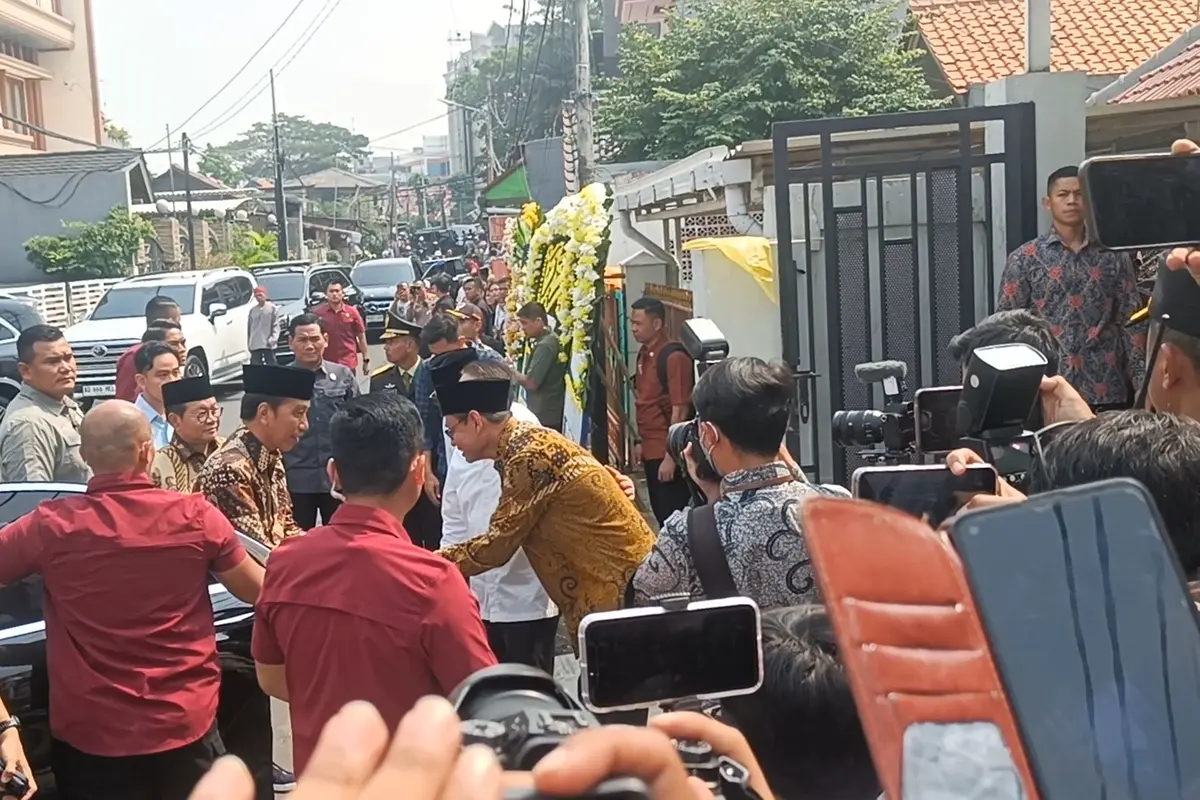 Presiden Joko Widodo atau Jokowi melayat untuk ke rumah duka Wakil Presiden ke-9 RI Hamzah Haz di kawasan Matraman, Jakarta Timur, Rabu (24/7/2024).
