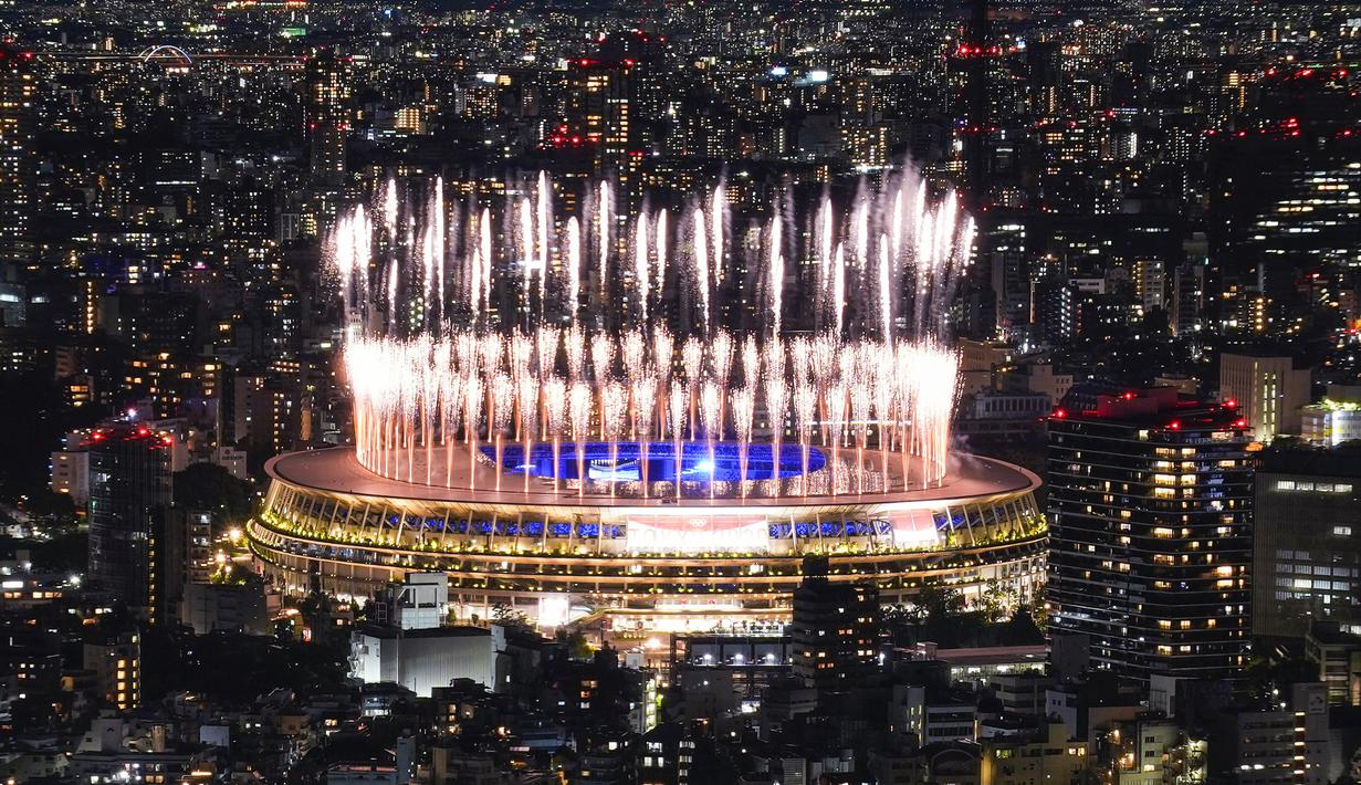 Kembang api menyala di atas Stadion Nasional saat upacara penutupan Olimpiade Tokyo 2020 di Tokyo, Jepang, Minggu (8/8/2021). Olimpiade Tokyo 2020 resmi ditutup. (AP Photo/Kiichiro Sato)