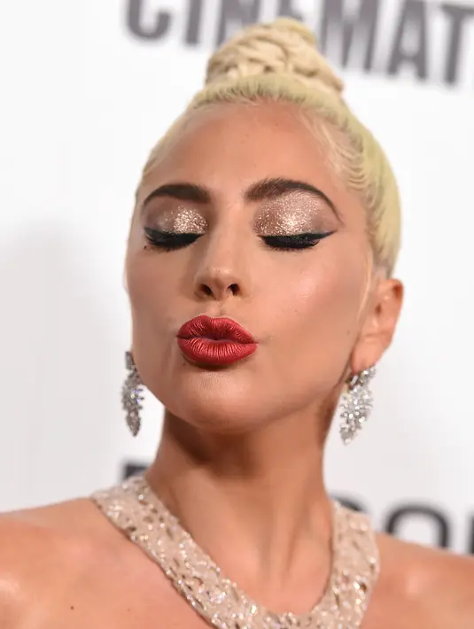 Ekspresi Lady Gaga saat berpose menghadiri acara American Cinematheque Award ke-32 untuk menghormati Bradley Cooper di Beverly Hills, California, AS (29/11). (AP Photo/Jordan Strauss)
