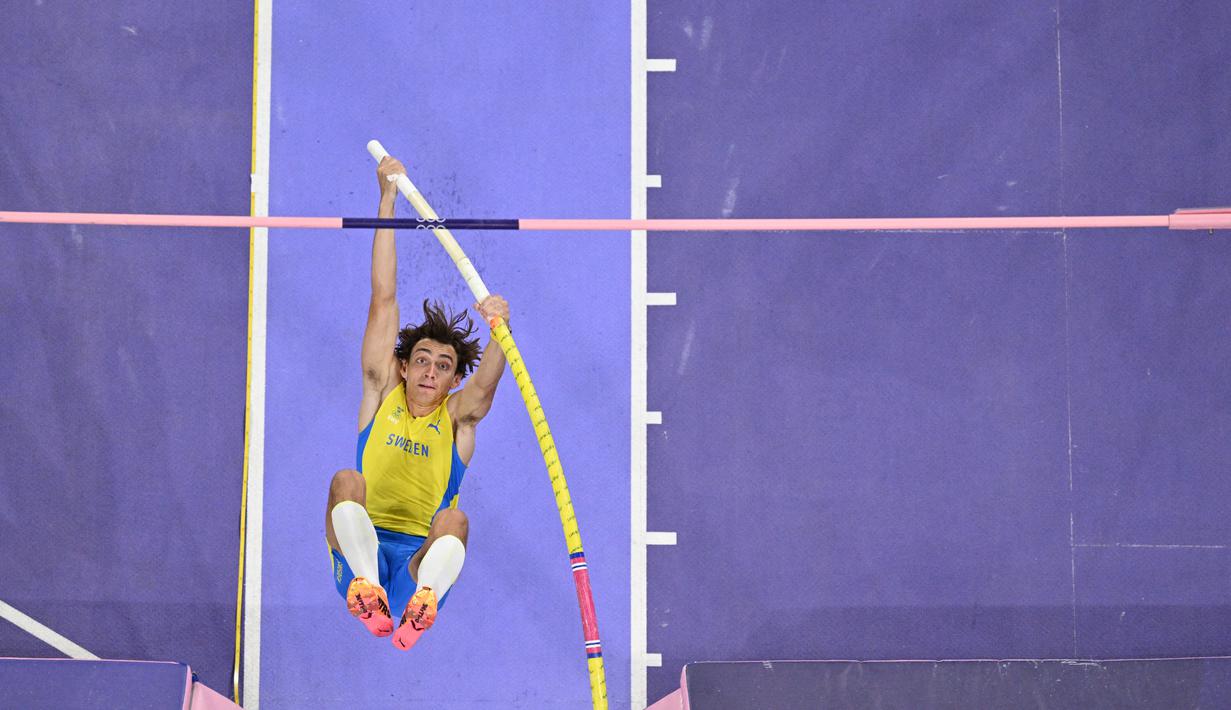 Duplantis memecahkan rekor dunia di Olimpiade usai mempertajam catatan rekor dunianya yang sebelumnya melakukan lompatan setinggi 6,24 meter pada 2023 lalu. (Antonin THUILLIER / AFP)