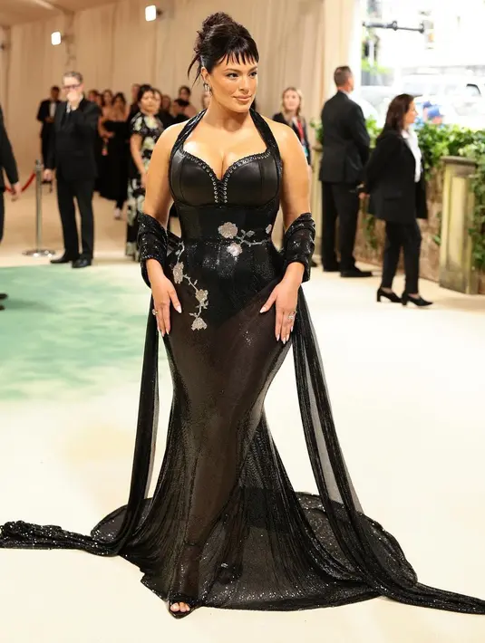 Ashley Graham juga kenakan gaun mesh metal black dari Ludovic de Saint Sernin. Gaun ini menampilkan neckline belahan dada yang khas dengan lubang tali serta mawar tembaga kristal Swarovski dan daun perak serta duri di sekitar pinggang. [@ludovicdesaintsernin]
