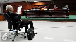 OC Kaligis saat mengikuti sidang dengan agenda pembacaan Eksepsi di Pengadilan Tipikor, Jakarta, Kamis (10/09/2015). OC Kaligis dalam eksepsi nya meminta kepada hakim untuk menambah hari kunjungan untuk 257 orang. (Liputan6.com/Andrian M Tunay)