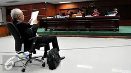 OC Kaligis saat mengikuti sidang dengan agenda pembacaan Eksepsi di Pengadilan Tipikor, Jakarta, Kamis (10/09/2015). OC Kaligis dalam eksepsi nya meminta kepada hakim untuk menambah hari kunjungan untuk 257 orang. (Liputan6.com/Andrian M Tunay)