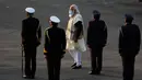 Perdana Menteri India Narendra Modi tiba untuk upacara Beating Retreat di Raisina Hills, pusat kekuasaan pemerintah, New Delhi, India, Jumat (29/1/2021). Upacara tersebut menandai akhir dari perayaan Hari Republik tahunan. (AP Photo/Manish Swarup)