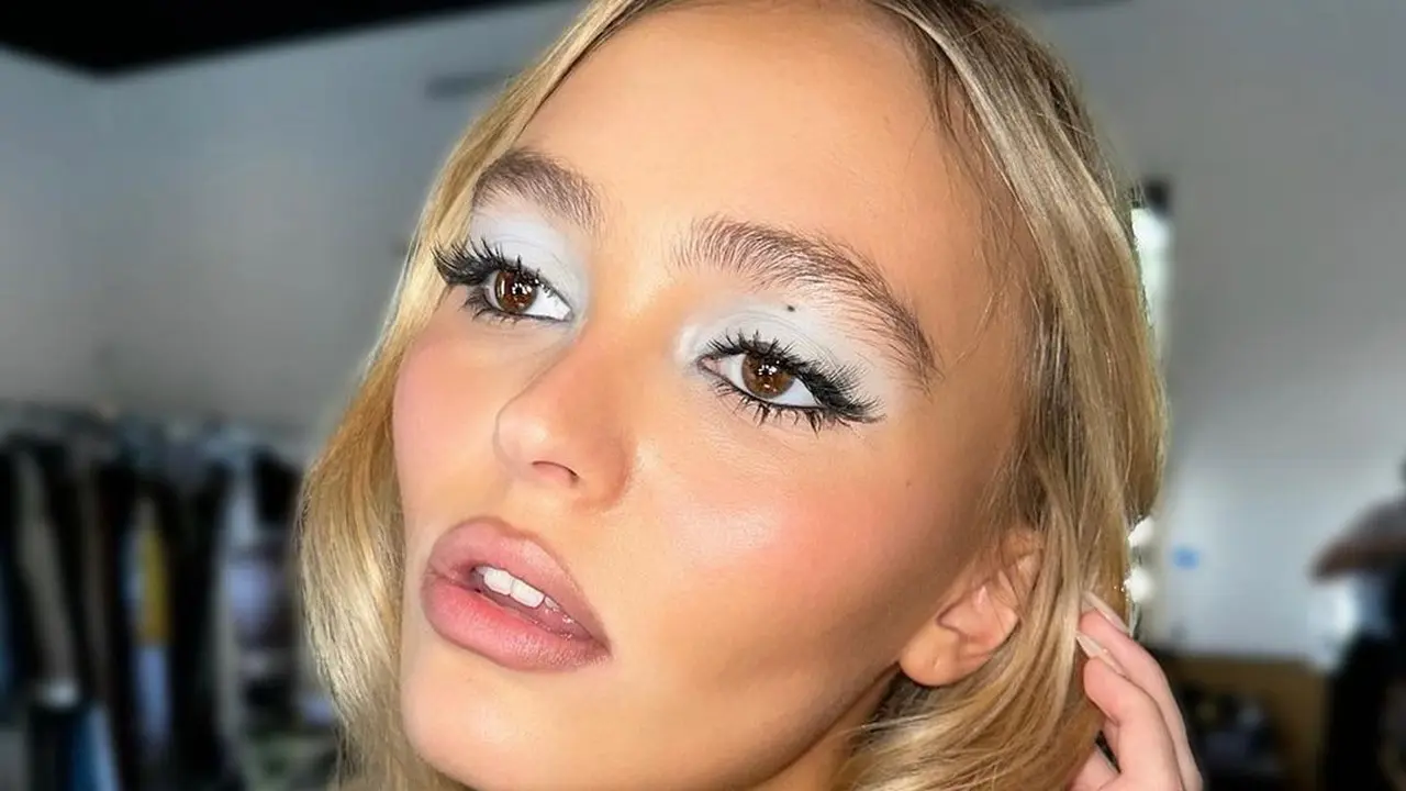 6 Inspirasi Y2K Frosted Eye Makeup Look yang Tengah Tren, dari Kendall Jenner hingga Eva Celia
