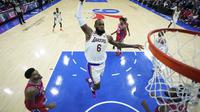 Aksi LeBron James saat Lakers melawan Pistons di NBA 2022/2023 (AP)